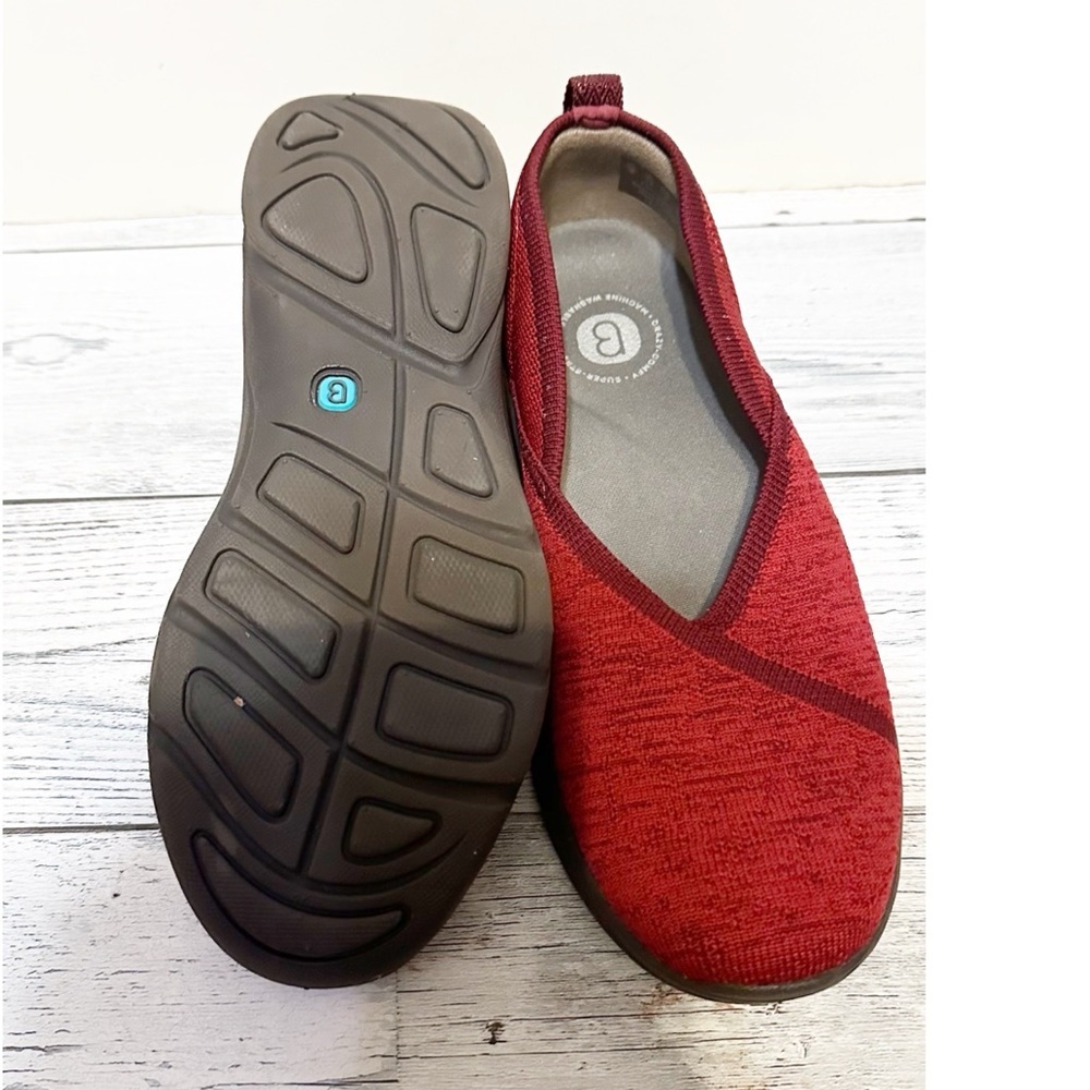 BZees Legacy Slip On Red Knit Memory Foam Shoes NWOT Sz 7. - Picture 2 of 6